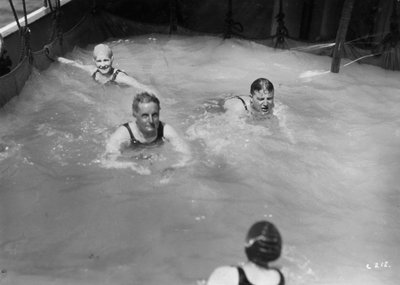 Cestující v bazénu na palubě výletní lodi, c1920-c1930 od Unbekannt