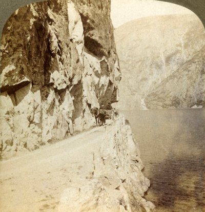 Cesta vyražená z tyčících se útesů k silnici kolem jezera Oifjords, Norsko, 1905. od Unbekannt