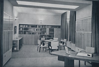 Paul Bromberg. Kombinovaný salon a jídelna v domě v Rotterdamu, v barvě slonové kosti, červeno-oranžové a od Unbekannt