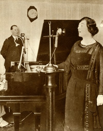 Interpreti zpívající duet v jednom ze studií 2LO, Savoy Hill, Londýn, 1923, 1935. od Unbekannt