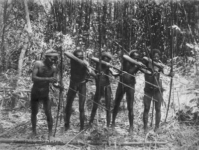 Filipíny: kolem roku 1890 mužští členové kmene Negrito ukazují své lovecké dovednosti (černobílá fotografie) od Unbekannt