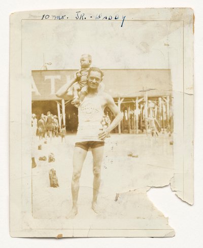 Fotografie Cpl. Lawrence Leslie McVey se svým synem, Lawrence McVey Jr., 1925. od Unbekannt