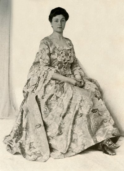 Fotografie brokátu kincob, s hedvábím vyšívaným stomacherem, c1750, 1937. od Unbekannt