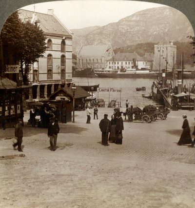 Malebná stará pevnost Bergenhus, z náměstí v moderním městě, Bergen, Norsko, 1905. od Unbekannt