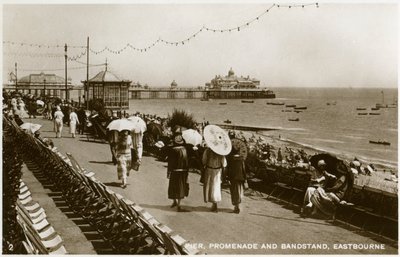 Molo, promenáda a hudební stánek, Eastbourne, Sussex, 20. léta 20. století od Unbekannt