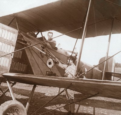 Pilot ve dvouplošníku, c1914-c1918 od Unbekannt