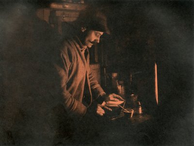 Ponting Developing a Plate in the Dark Room, c19101913, 1913. od Unbekannt