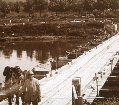 Pontonový most přes řeku Aisne ve Venizel, Aisne, Francie, c1914-c1918 od Unbekannt