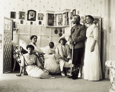 Portrét cara Mikuláše II. (1868-1918) s rodinou, zleva doprava Tatiana, Alexandra (jeho manželka), Anastasia, Maria a Olga, c. 1910 (černobílá fotografie) od Unbekannt