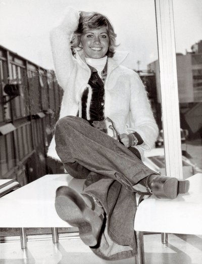 Portrét australské zpěvačky a komičky Olivie Newton John (nar. 1949), Londýn, 23.5.1975 (čb foto) od Unbekannt