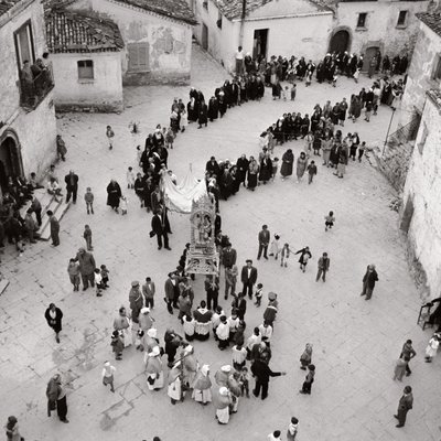Průvod flagelantů, Albano di Lucania, Potenza, Basilicata, Itálie (černobílá fotografie) od Unbekannt