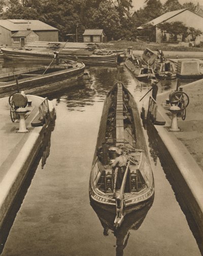 Tlačení opičí lodi přes zdymadlo v Brentfordu, c1935. od Unbekannt