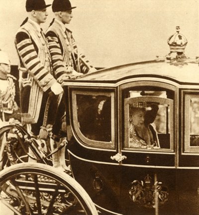 Queen Mary, ve svém kočáru skla, doprovázená královnou Maud Norska, 1937 od Unbekannt