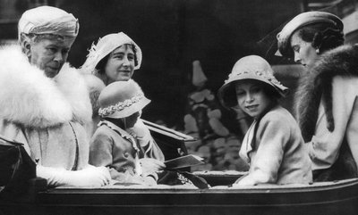 Queen Mary se svou snachou a vnoučaty, 1936 od Unbekannt