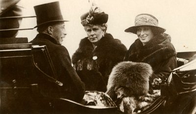 Queen Mary s princeznou Royal a vikomtem Lascellesem, 1923. od Unbekannt