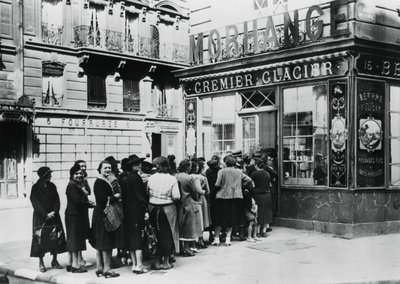 Fronta žen před mlékárnou, Němci okupovaná Paříž, 28. června 1940 od Unbekannt