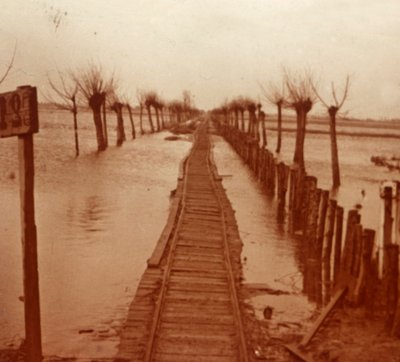 Železniční trať, Nieuwpoort, Flandry, Belgie, c1914-c1918 od Unbekannt