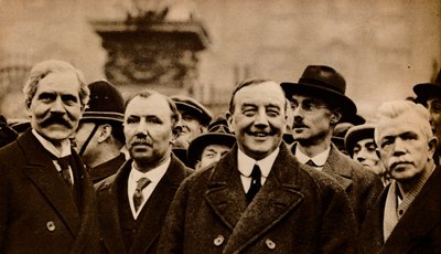 Ramsay Macdonald, první labouristický britský premiér, opouští Buckinghamský palác poté, co byl požádán od Unbekannt