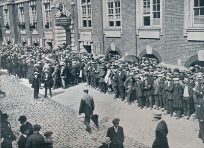 Rekruti čekající před Central London Recruiting Depot, 1914 od Unbekannt