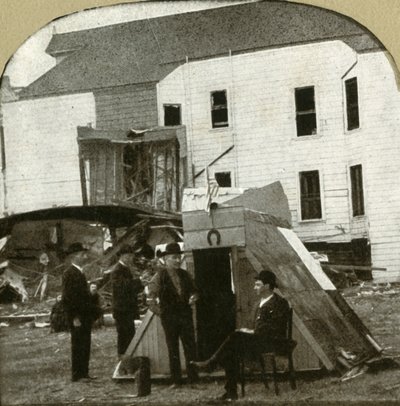 Uprchlický tábor, bývalé obydlí v troskách v pozadí. Toto je zemětřesení, 1906. od Unbekannt
