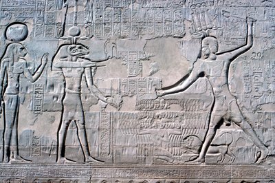 Reliéf faraona před Kumem a Sekhmetem, Chnumův chrám, Ptolemaiovské a římské období od Unbekannt