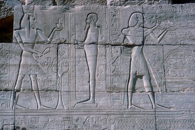 Reliéf zobrazující Ramesese II. před Ptahem, Ramesseum, Chrám Ramesese II., Luxor, Egypt, c1250 př.n.l. od Unbekannt
