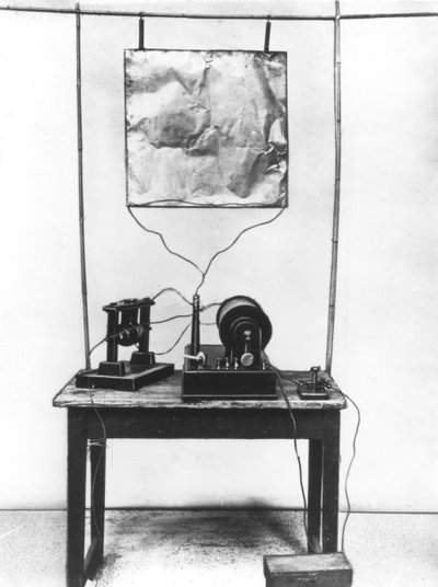 Replika Marconisova prvního vysílače použitého při jeho raných experimentech v Itálii v roce 1894 od Unbekannt