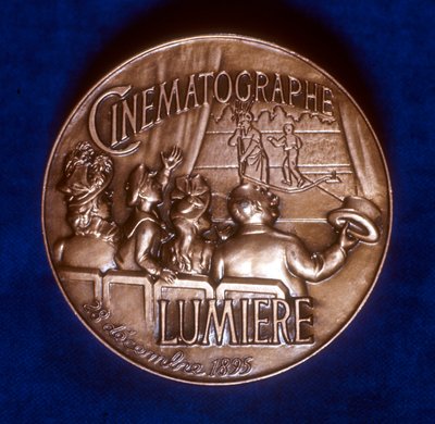 Rub medaile připomínající 50 let kinematografie bratří Lumierových, 1945 od Unbekannt