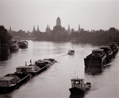Říční čluny sjíždějící po řece Chao Phraya s výhledem na Wat Chaiwatthanaram od Unbekannt