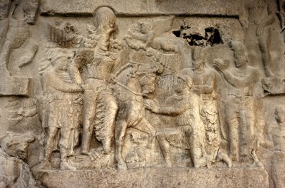 Skalní reliéf zobrazující sásánovského krále Šapura I. (241–72), římského císaře Valeriana (asi 240–260) a perských generálů, 3. století (kámen) od Unbekannt