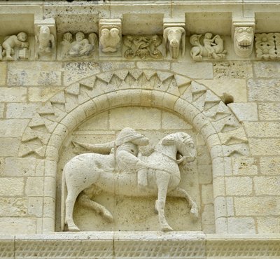 Románské umění: detail fasády zobrazující Huguese de Surgeres a Geoffroye de Vendome nebo císaře Konstantina I. Velikého, jehož noha koně šlapala Heresie a Kristus vítězící nad zlem a smrtí, Notre Dame (Notre-Dame) de Surgeres (17700) od Unbekannt