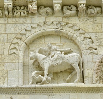 Románské umění: detail fasády zobrazující Huguese de Surgeres a Geoffroye de Vendome nebo císaře Konstantina I. Velikého, jehož noha koně šlapala Heresie a Kristus vítězící nad zlem a smrtí, Notre Dame (Notre-Dame) de Surgeres (17700) od Unbekannt