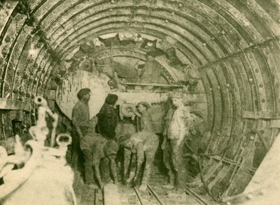 Rotační řezačka při práci na zvětšeném tubusu City a jižní londýnské železniční trati, c1930. od Unbekannt