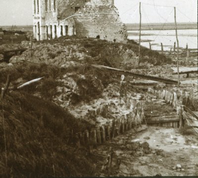 Zničená budova a příkopy podél pobřeží, c1914-c1918 od Unbekannt