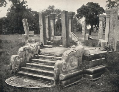 Ruiny sloupové haly, před ní schodiště s měsíčním kamenem viz deska 79, Anuradhapura, 1926 od Unbekannt