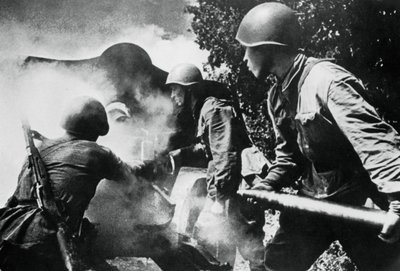 Ruské dělostřelectvo v akci, východní fronta, 1943 od Unbekannt