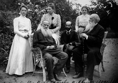 Ruský autor Leo Tolstoy s návštěvníky, Yasnaya Polyana, Rusko, konec 19. nebo začátek 20. století od Unbekannt