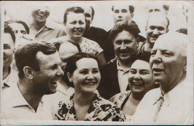 Ruský kosmonaut Jurij Gagarin s manželkou, 1962 od Unbekannt