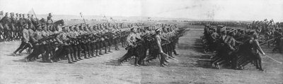 Ruské jednotky defilující během návštěvy francouzského prezidenta Raymonda Poincarese v Rusku, 22. července 1914. od Unbekannt