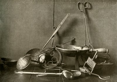 Sadiron, kleště, skimmer, vidlička, trojnožky a měděná miska na sekání, 18. století, 1937. od Unbekannt