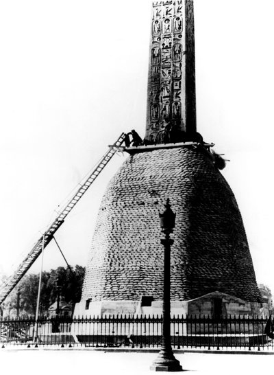 Pytle s pískem chránící základnu egyptského obelisku, Němci okupovaná Paříž, 1940 od Unbekannt