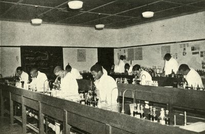 Scény v Native College - Studenti bakteriologie na Fort Hare Native College v Alice v C od Unbekannt