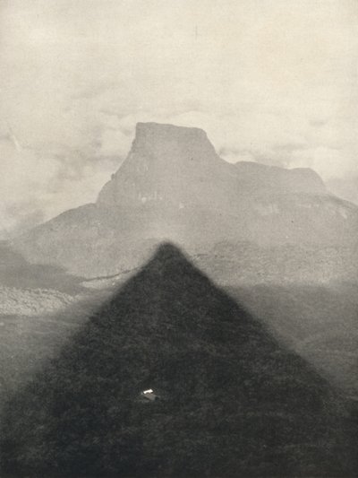 Schatten des Adamspik bei Sonnenaufgang, 1926 od Unbekannt