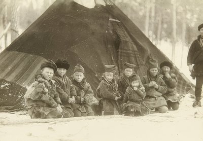 Švédsko. Laponské děti před stanem. Kolem roku 1900 od Unbekannt