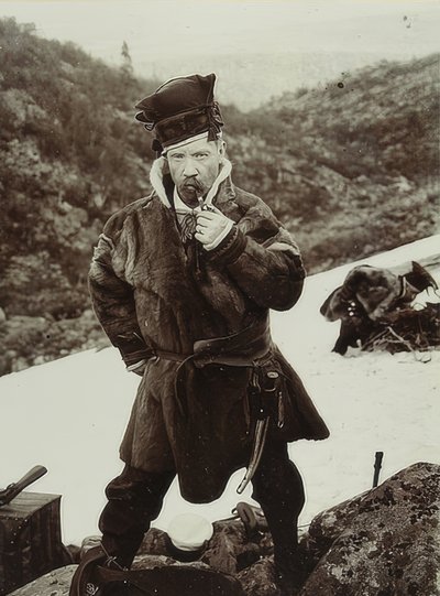 Švédsko. Dýmka kouřící semeno s typickou pokrývkou hlavy. Kolem roku 1900 od Unbekannt