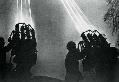 Operátoři světlometů se připravují na noční nálet, Moskva, 1941 od Unbekannt