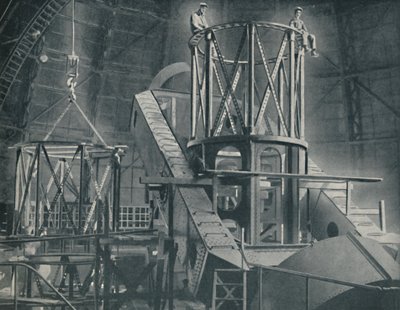 Sekce po sekci připevňuje obrovskou ocelovou kostru válce Hookers, c1935 od Unbekannt