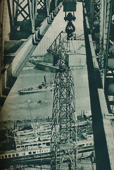 Při pohledu z jeřábu má řeka Clyde podobu dlouhého úzkého doku, 1937 od Unbekannt