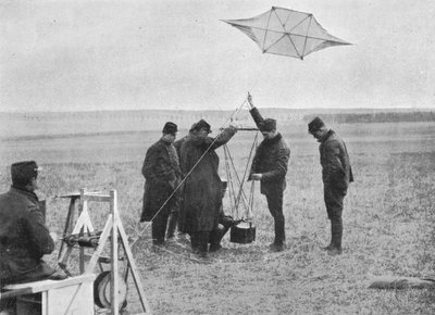 Vysílání jednoho z francouzských válečných draků, ke kterému je připojena kamera, 1914, 1915 od Unbekannt