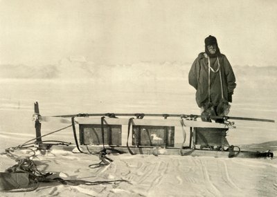 Shackleton stojící u Broken Southern Sledge, c1908, 1909. od Unbekannt